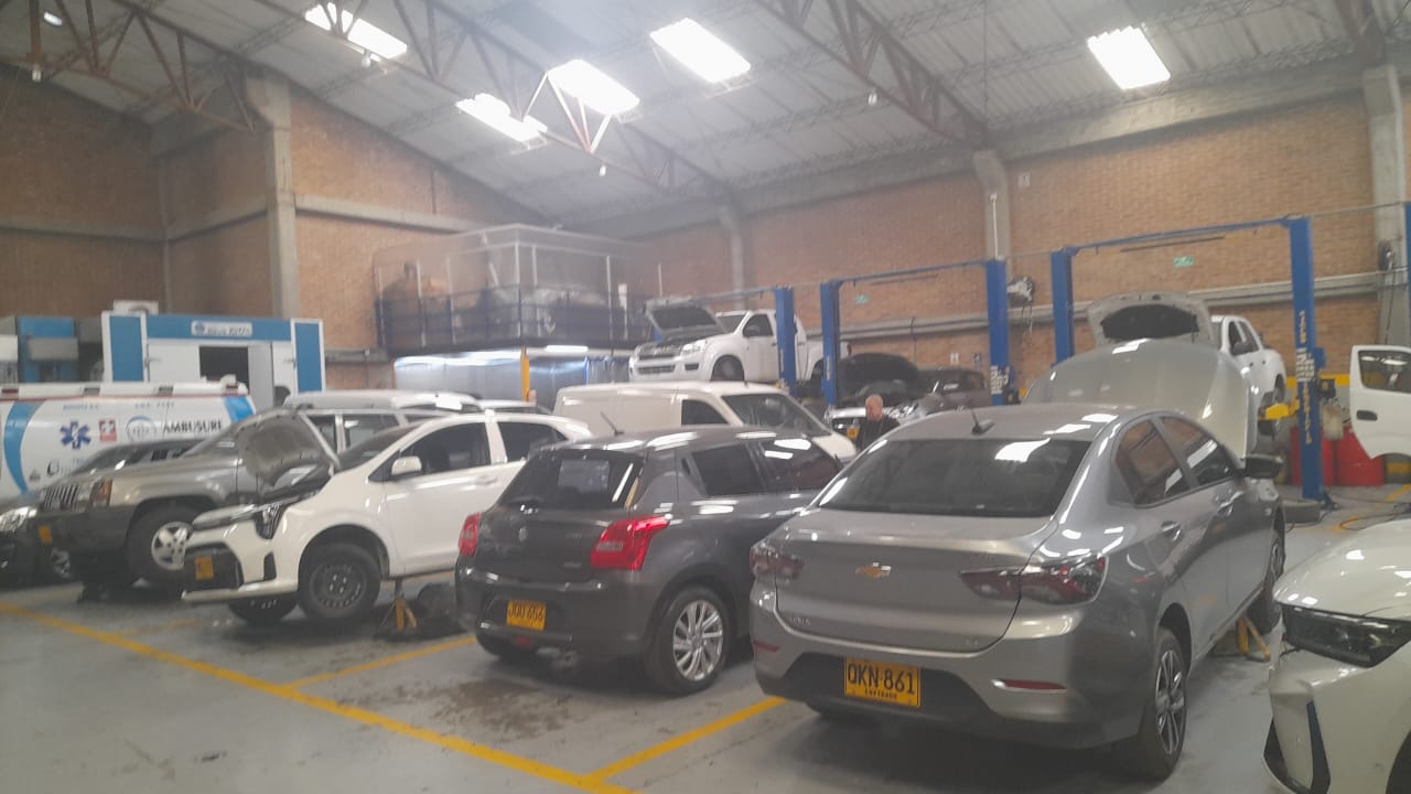 Vehículos en las áreas de trabajo del taller Sincromarcas